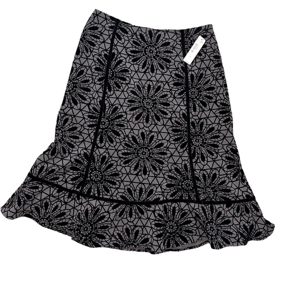 NWT Gray Black Skirt Velvet pattern Zip Side Women’s Sz 8 - Picture 1 of 8